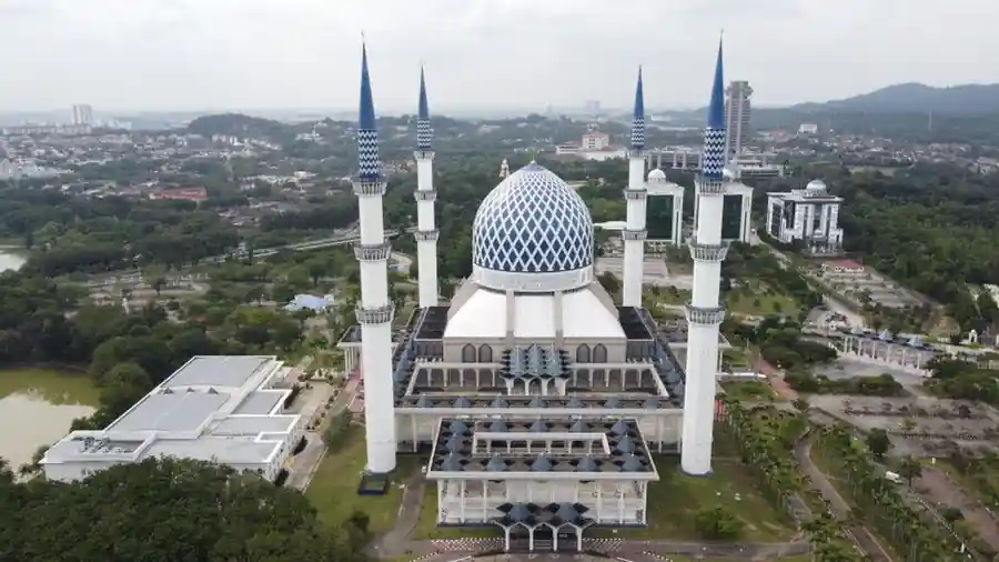 Aerial view of the Sultan Salahuddin Abdul Aziz Mosque in Shah Alam