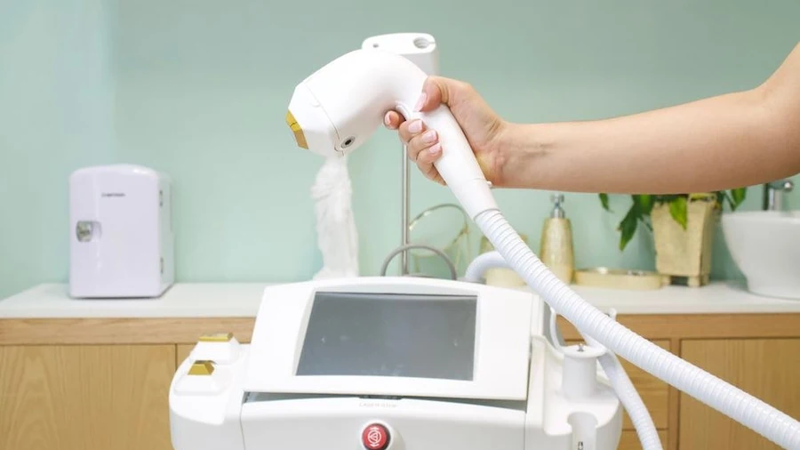 Focused ultrasound aesthetic device on a treatment cart